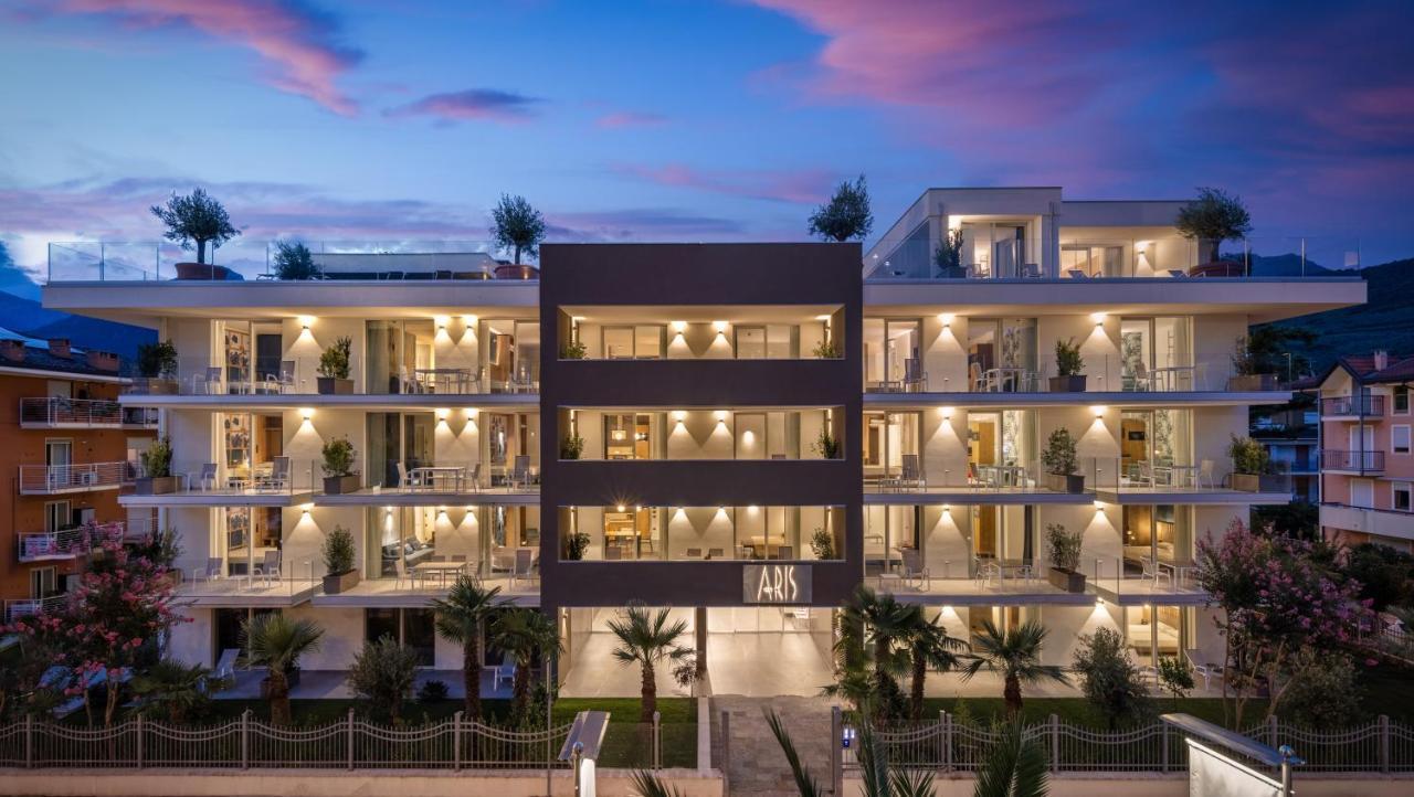 Aris Apartments & Sky Pool - Tonelli Hotels - Adult Friendly Riva del Garda Kültér fotó